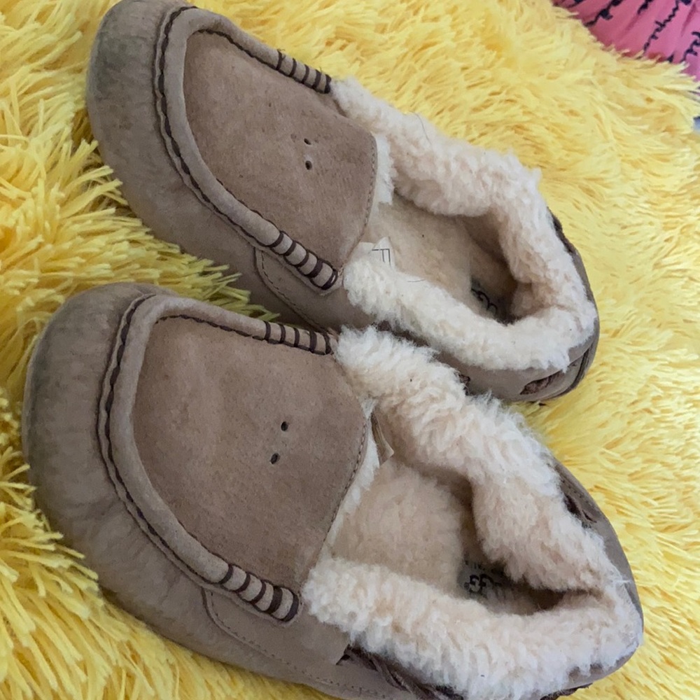 UGG slippers women’s size 11, furry inside!